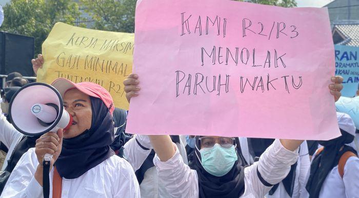Honorer-di-Indramayu-menggelar-unjuk-rasa-menuntut-agar-diangkat-menjadi-PPPK-Rabu-1512025.jpg