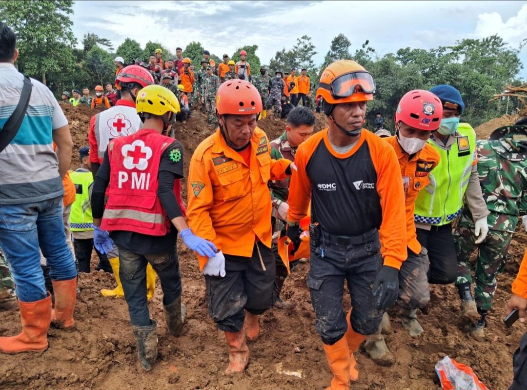 Hujan-Deras-Hambat-Tim-Relawan-dan-DMC-Dompet-Dhuafa-Sisir-Pencarian-Korban-Longsor-2.jpg