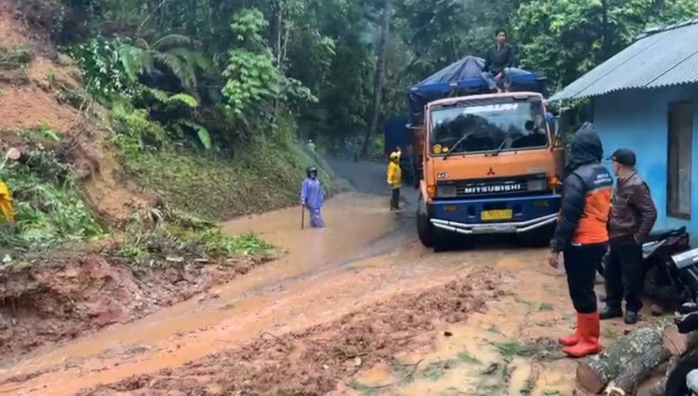 Hujan-deras-mengakibatkan-longsor-di-Kampung-Gunung-Gelap-garut.jpg