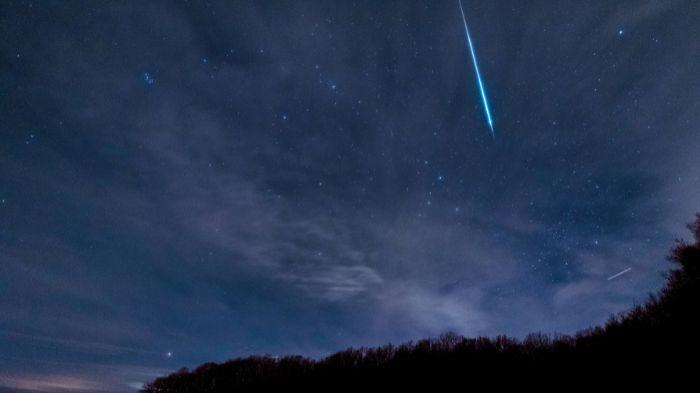 ILUSTRASI-HUJAN-METEOR.jpg