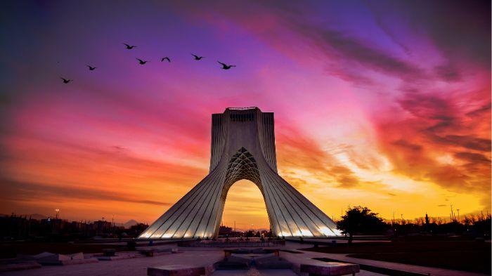 ILUSTRASI-IRAN-Monumen-Shahyad-di-Teheran.jpg