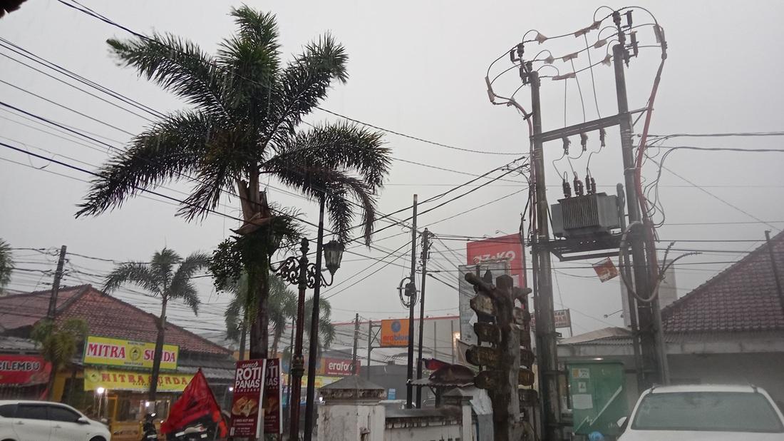 Angin Kencang di Majalengka, Warga Diminta Waspada Pohon Tumbang hingga Kebakaran - Tribunjabar.id