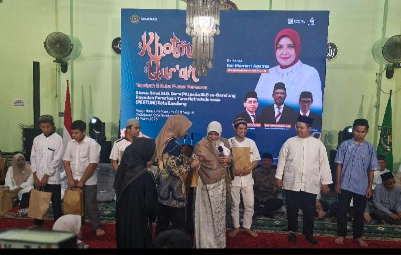 Ibu-Menteri-Agama-Helmi-Halimatul-Udhma-saat-mengajak-beberapa-anak-disabilitas-2.jpg