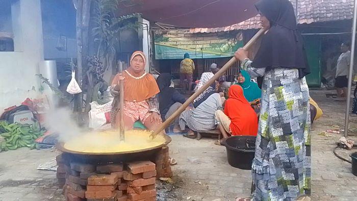 Ibu-ibu-membuat-bubur-suro-di-Indramayu-Minggu-3072023.jpg