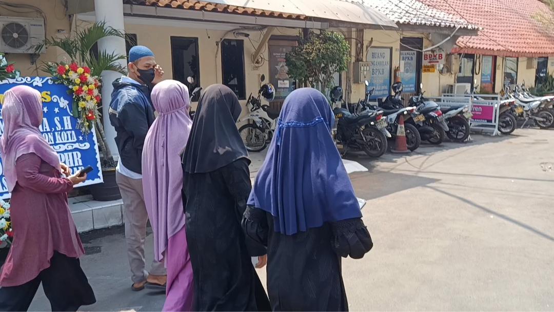 Ibu-korban-laporkan-perawat-rumah-sakit-di-Cirebon-yang-diduga-lecehkan-anaknya.jpg