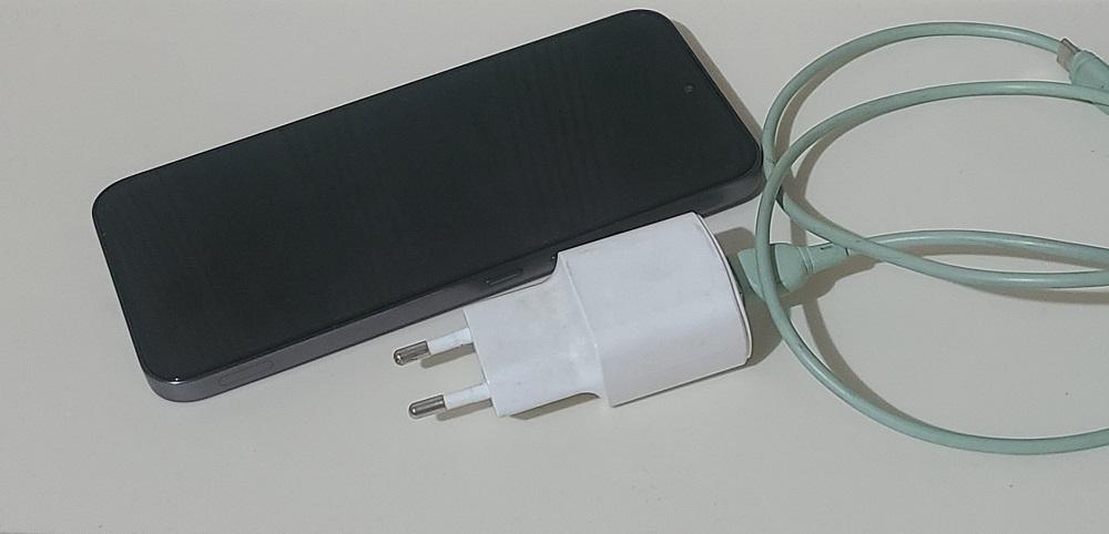 Ilustrasi-charger-ponsel.jpg
