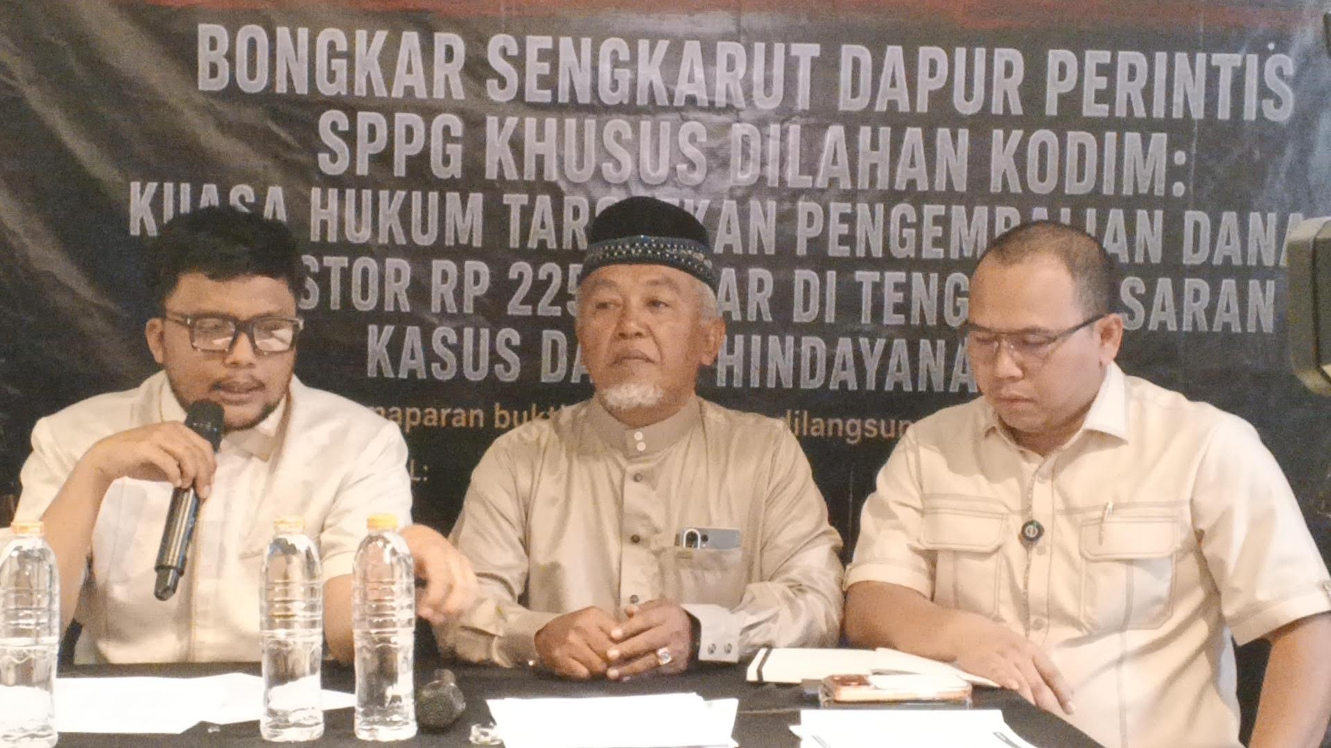 Ir-H-Munjayin-didampingi-kuasa-hukumnya-Ahmad-Yazdi.jpg