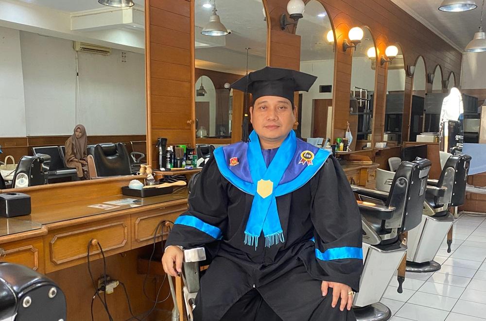 Sosok Irawan Hidayah Tukang Cukur Asal Garut yang Kini Raih Sarjana Teknik: Menjawab Kemustahilan
