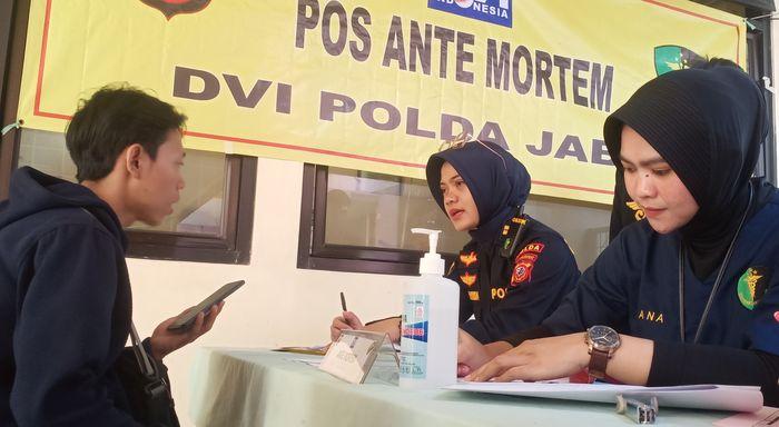 Isnandi-saat-melapor-di-Pos-Ante-Mortem-DVI-Polda-Jabar-di-RSUD-Arjawinangun-Cirebon.jpg