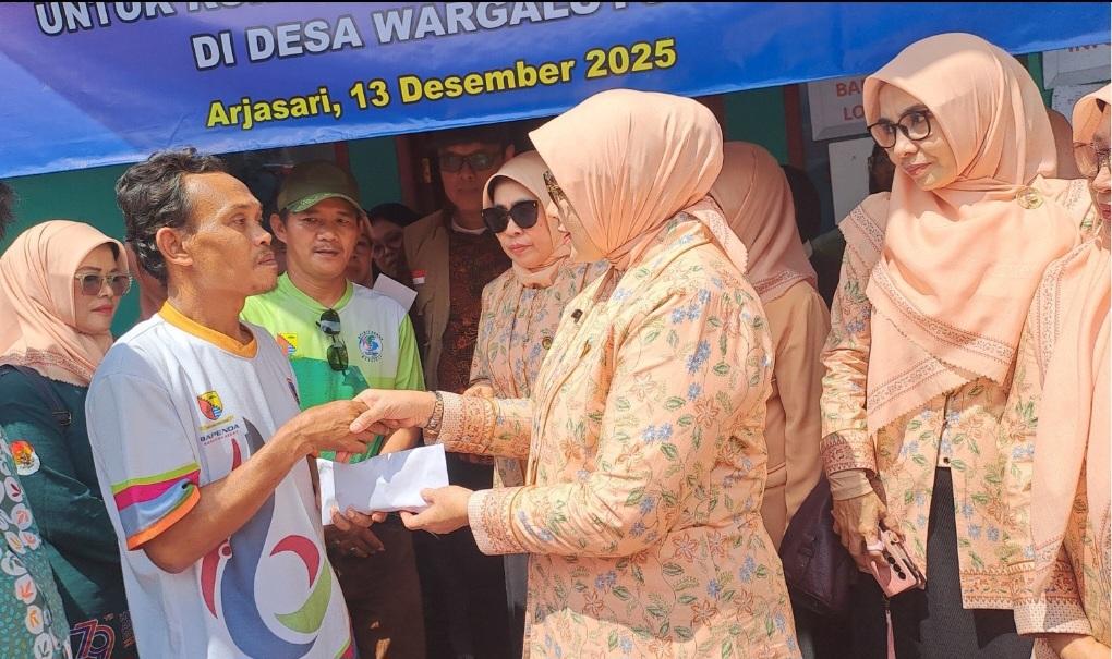 Dharma Wanita Kemenag Salurkan Bantuan ke Korban Longsor Arjasari