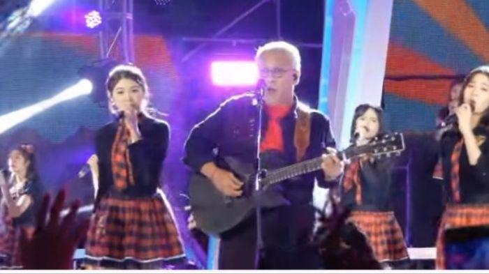 Kolaborasi Iwan Fals dan JKT 48 Curi Perhatian, Iwan Fals Ikut Nyanyi dan Gerakan "Aitakatta"