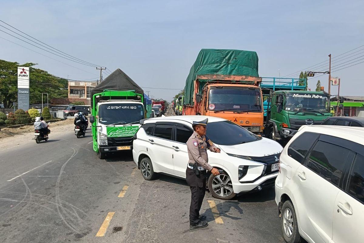 Breaking News: Mobil Pikap Dihantam Dua Truk Beruntun di Lohbener Indramayu, Tiga Orang Tewas - Tribunjabar.id