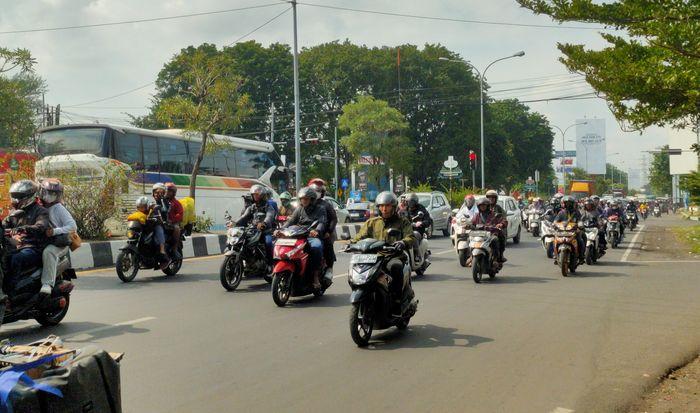 Jakarta-dan-sekitarnya-masih-ramai-melintas-di-jalur-Pantura-Kota-Cirebon.jpg