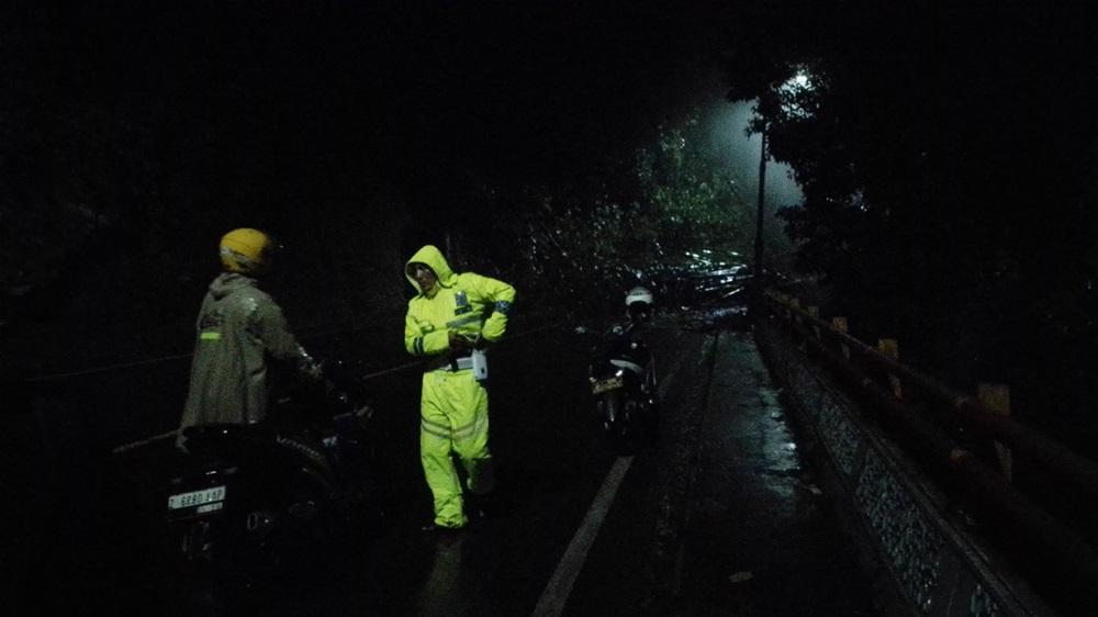 Jalan-Cadas-Pangeran-Kabupaten-Sumedang-Rabu-842025-malam.jpg
