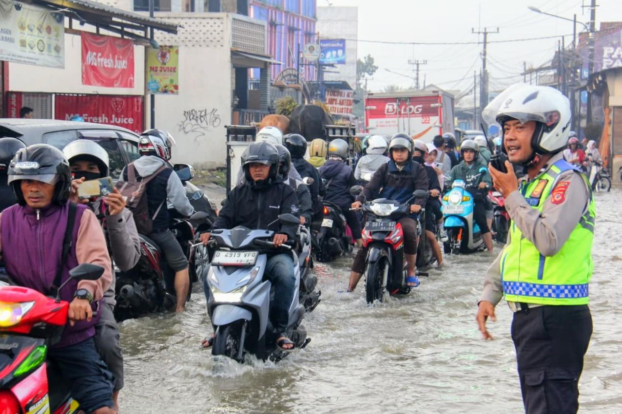 Jalan-Raya-Terusan-Bojongsoang-banjir.jpg