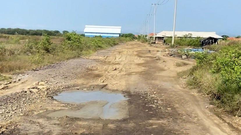 Jalan-sentra-garam-terbesar-Jabar-di-Desa-Rawaurip-Cirebon-tak-diaspal-50-tahun.jpg