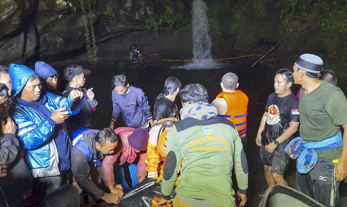 Jasad-Irfan-32-yang-dikabarkan-tenggelam-di-Curug-Cimedang.jpg