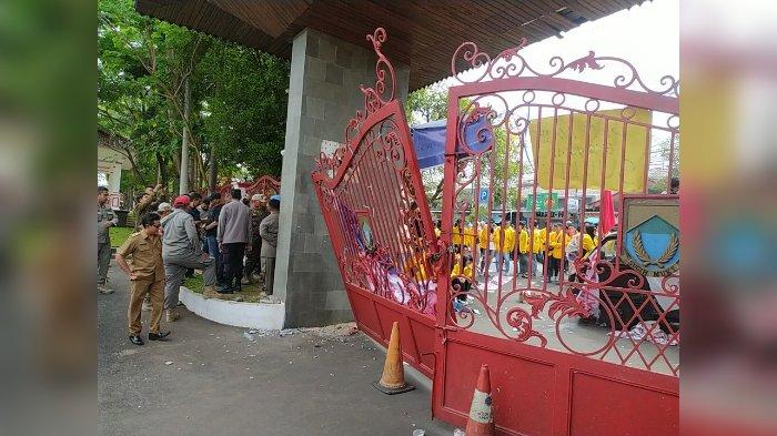 Gerbang Pemkab Cianjur Jebol Saat Aksi Unjuk Rasa, Mahasiswa Unsur Gagal Bertemu Bupati