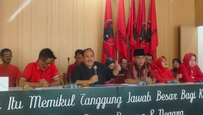 Jeje-Wiradinata-bersama-pengurus-DPC-PDI-Perjuangan-Pangandaran-lainnya.jpg