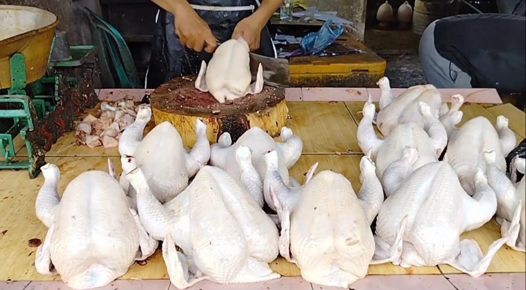 Jelang Ramadan, Harga Ayam Potong di Pasar Rebo Purwakarta Melonjak, Tukang Nasi Padang Bingung
