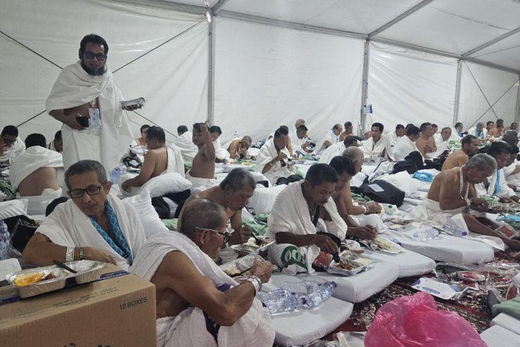 Jemaah-Haji-Indonesia-di-Tenda-Arafah.jpg