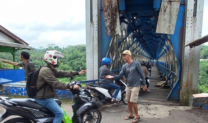 Jembatan-Cirahong-di-Kecamatan-Manonjaya-Kabupaten-Tasikmalaya.jpg