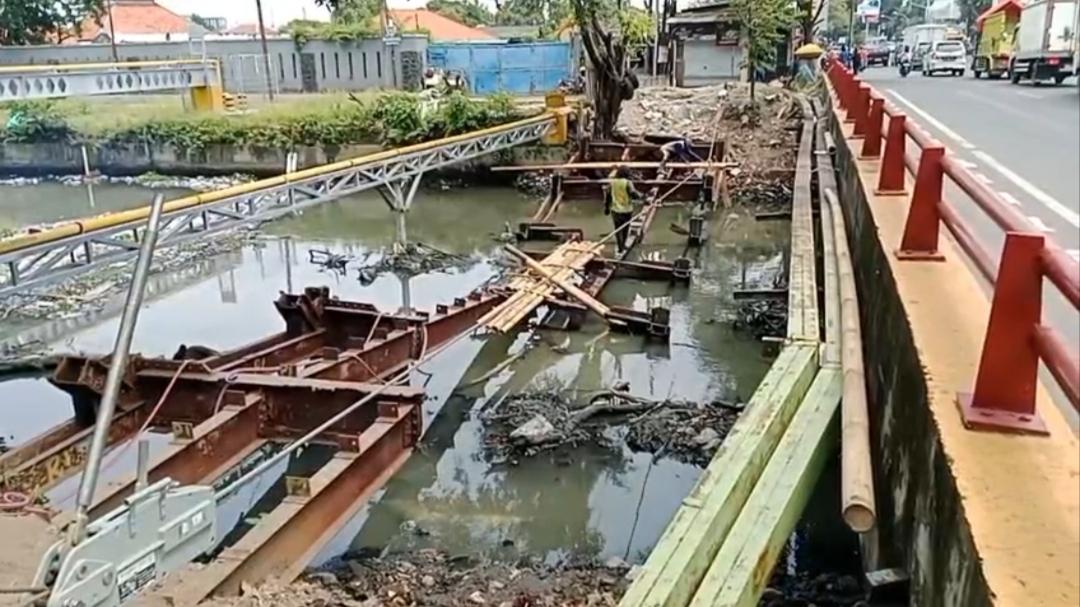 Jembatan-Kalibaru-tempo-dulu-di-Kota-Cirebon-dibongkar.jpg