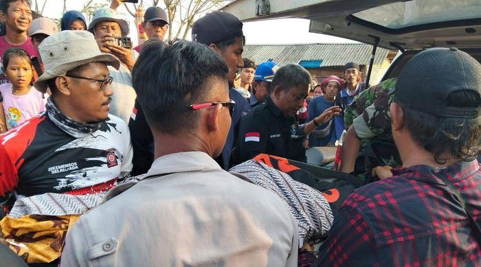 Jenazah-Aan-Prasetya-dimasukkan-ke-ambulans-untuk-diantar-ke-rumah-duka-Indramayu.jpg