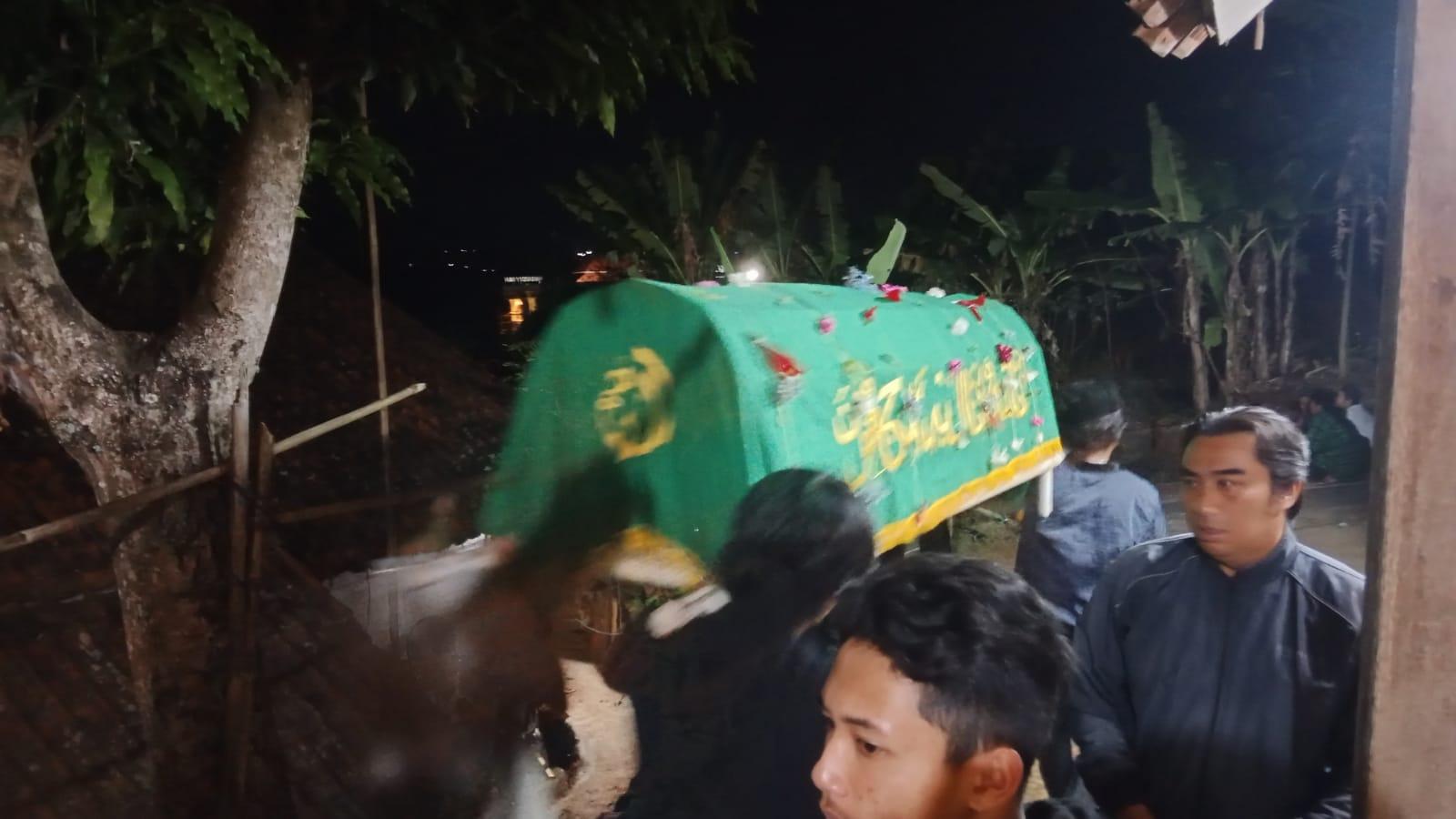 Ratusan Pelayat Berduyun, Jenazah Lisnawati Korban Wanita Berpisau di Sumedang Dimakamkan Malam Ini