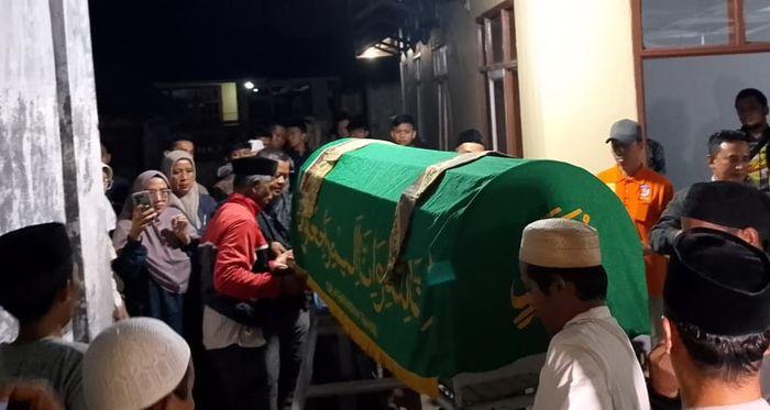 Jenazah-Rega-saat-akan-dimakamkan-pada-Senin-292024-malam.jpg
