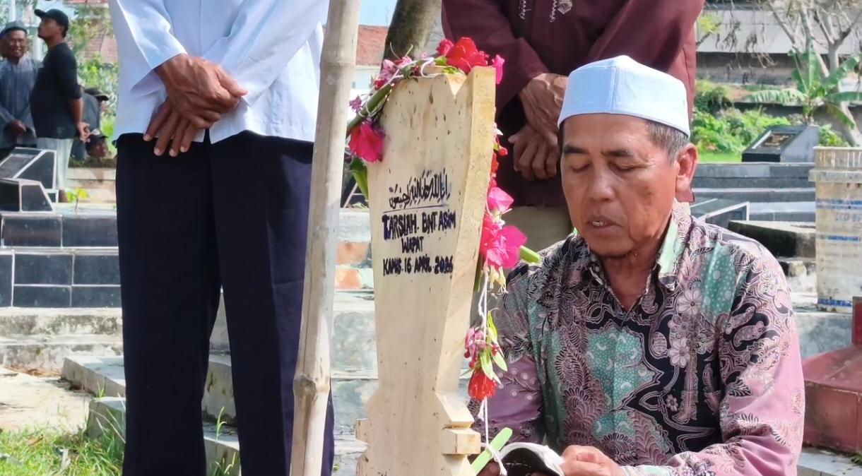 Jenazah-Tarsiah-72-dimakamkan-di-TPU-Desa-Rancaudik-Subang.jpg