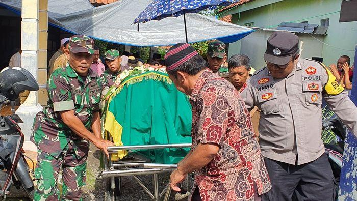 Jenazah-Ujang-Ramli-anggota-PPK-Sukahaji-saat-akan-dimakamkan-Senin-2622024.jpg