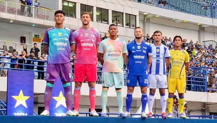jabar/Jersey-kiper-dan-pemain-Persib-Bandung-saat-diperkenalkan.jpg