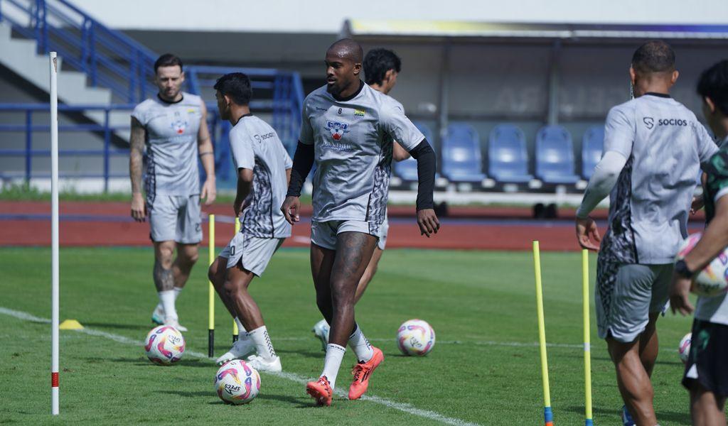 Juru-gedor-Persib-Bandung-Gervane-Kastaneer-kini-sudah-kem.jpg