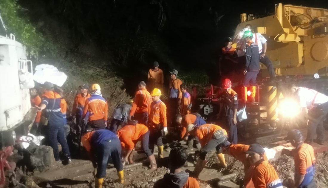 Evakuasi KA dan MateriSelesai, Jalur Maswati – Sasaksaat Kembali Dapat Dilalui