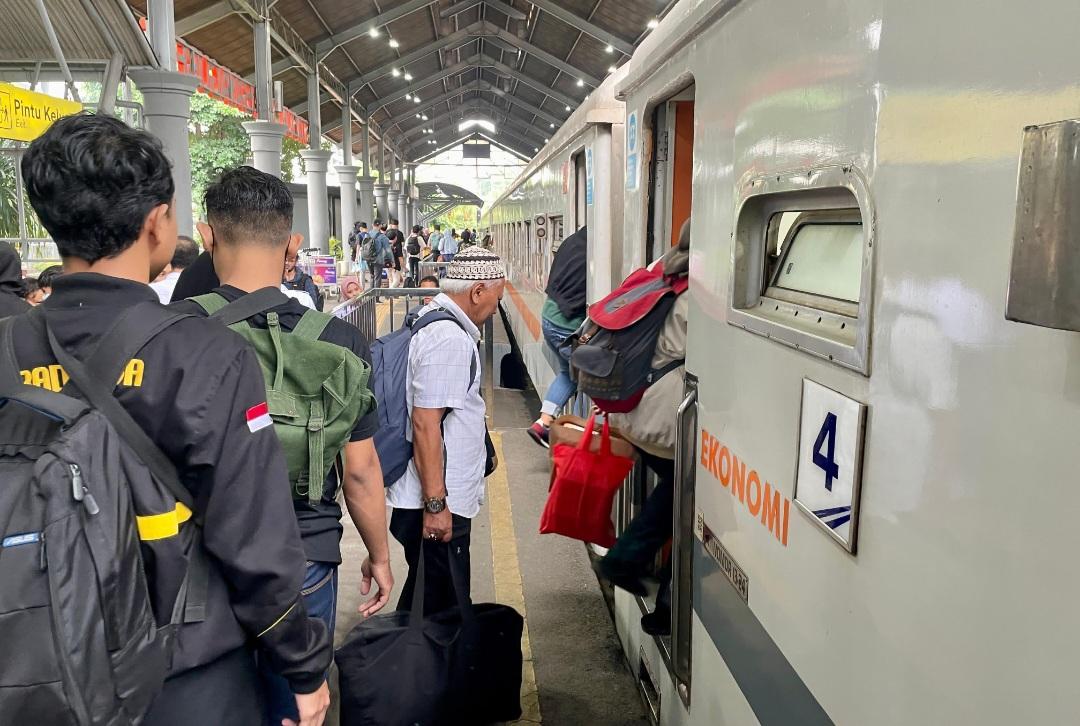KAI-juga-terus-melakukan-upaya-rekayasa-pola-operasi-berupa-jalan-memutar.jpg