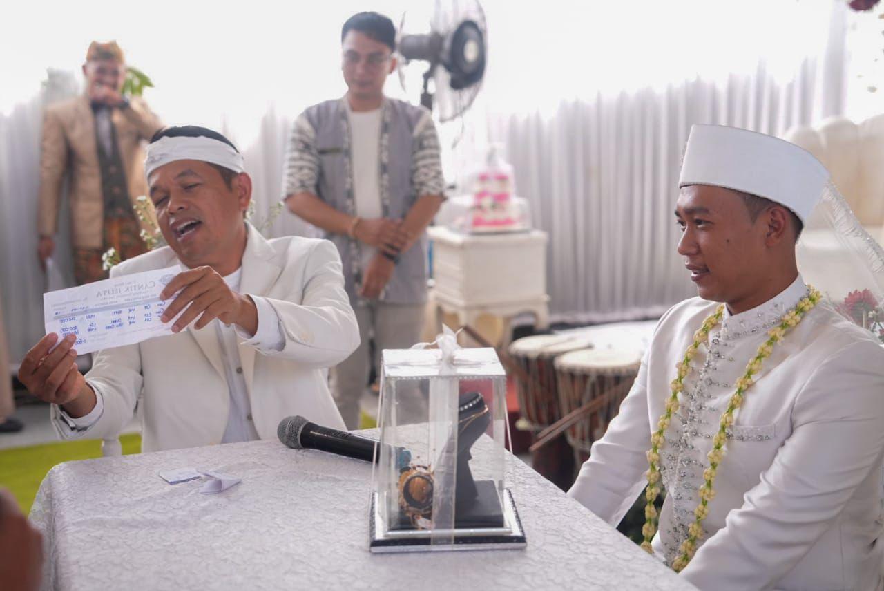 KDM-Cek-Keaslian-Mahar-Saat-Jadi-Saksi-Nikah-Anak-Kades-Purwakarta.jpg