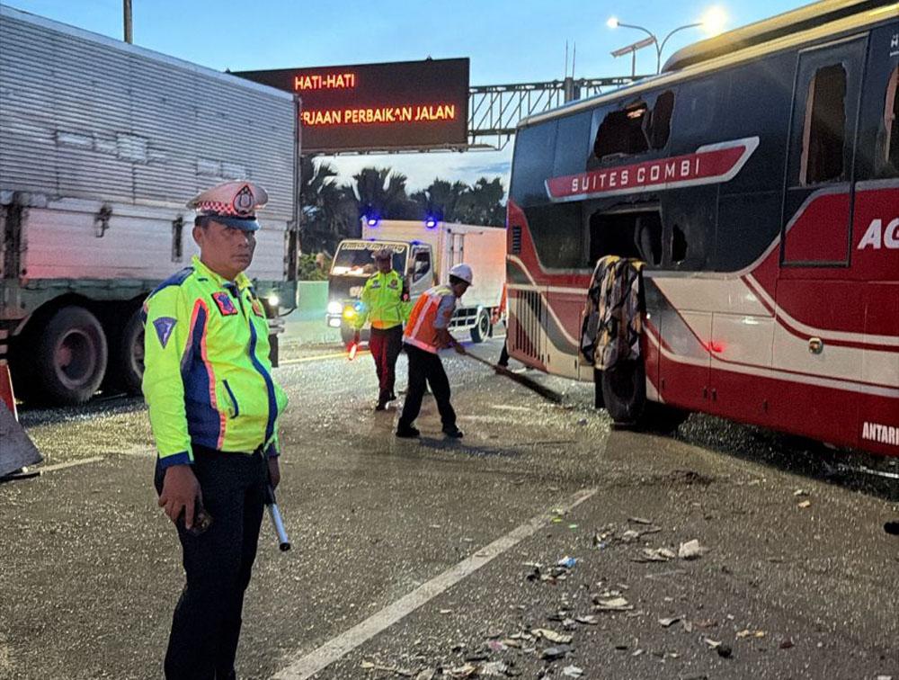 KECELAKAAN-maut-di-tol-cipali-km-72-1811.jpg