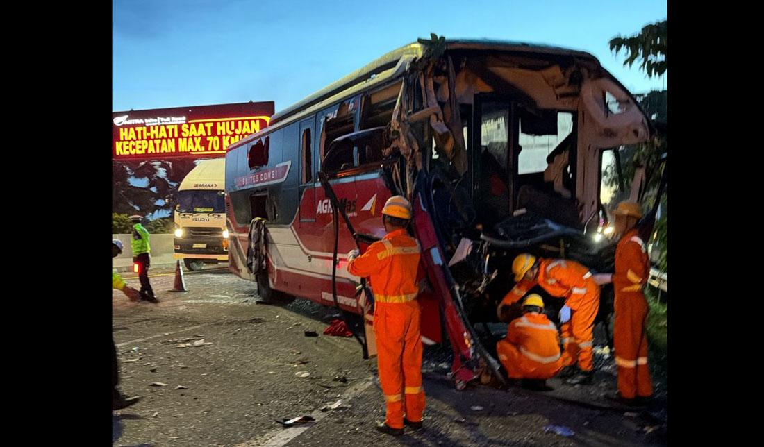 KECELAKAAN-maut-di-tol-cipali-km-72-bus-agra-mas.jpg