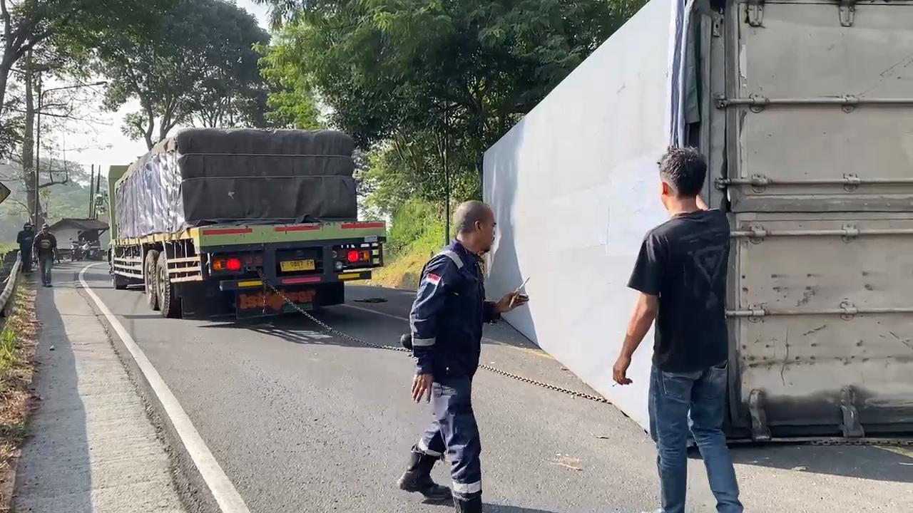 KECELAKAAN-tanjakan-gentong-truk-pengangkut-tisu.jpg