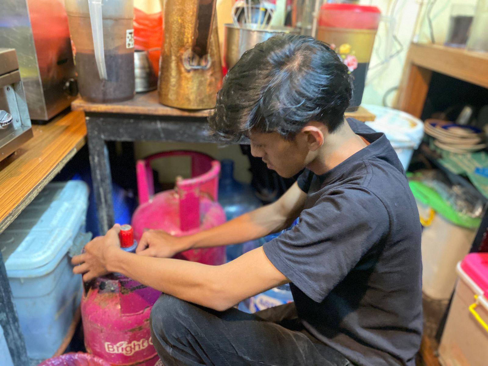 KENAIKAN-HARGA-Pedagang-FB-sedang-memasang-gas-LPG-non-subsidi-55-kilogram.jpg