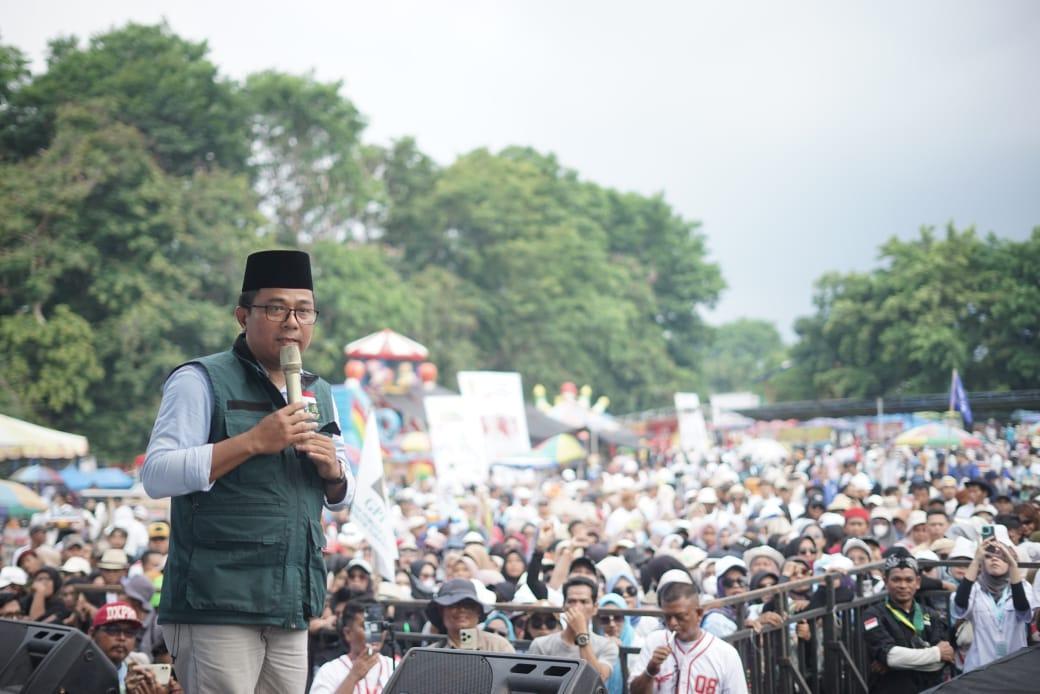 KH-Ary-Ghifari-Pimpinan-Ponpes-Pagelaran-III-Cisalak-saat-memimpin-doa-kampanye-Akbar.jpg