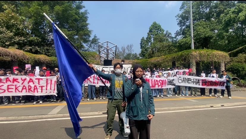 KM-ITB-menyuarakan-aksi-pernyataan-sikap-terkait-kondisi-bangsa-terkini-di-Mo.jpg