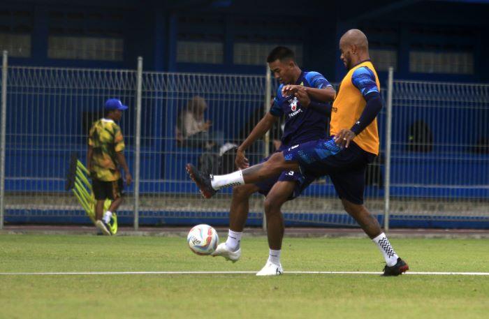 Bobotoh Persib Bandung Pasti Tak Ingin Hal Ini Terjadi, Maung Turun Peringkat Jika Persebaya Kalah