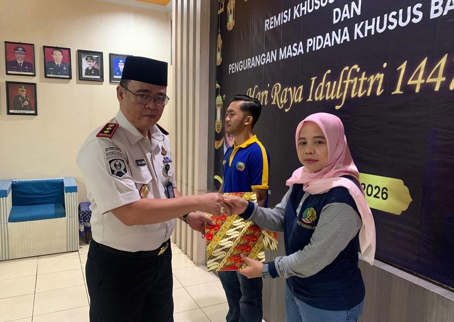 Kalapas-Tasikmalaya-Surya-Dharma-menyerahkan-Surat-Keputusan-SK-Remisi.jpg