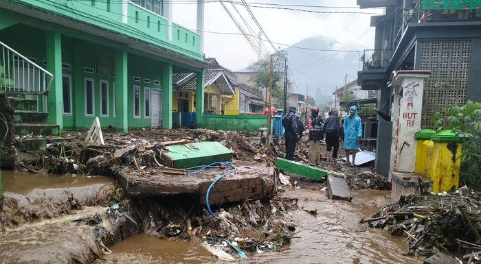 Banjir Bandang di Cisurupan Garut, Kondisi Kampung Pasarkaler Parah, Lumpur Capai 1 Meter