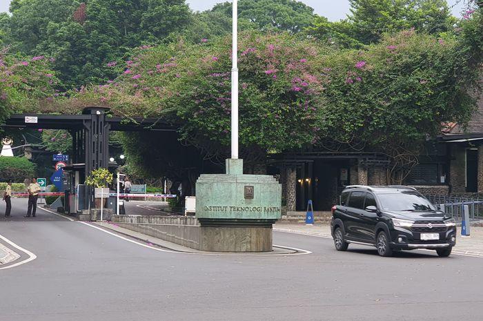 Kampus-ITB-Bandung-_-Gerbang-Kampus.jpg