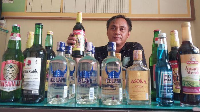 Penjual Miras di Cirebon Sembunyikan Belasan Botol di Kardus Mi Instan, Bukan Modus Baru