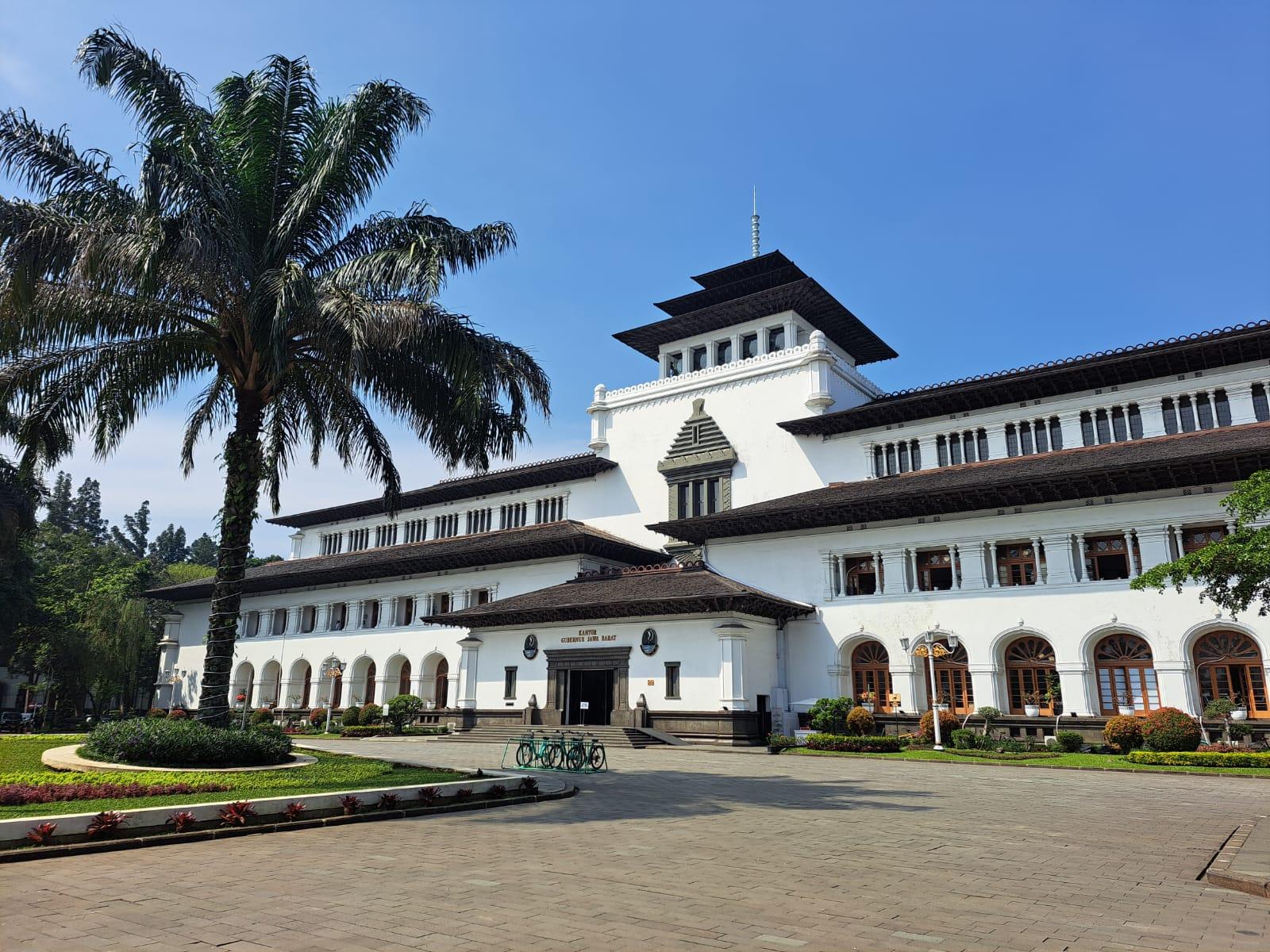 Kantor-Gubernur-Jawa-Barat-di-Kota-Bandungd.jpg