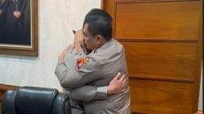Kapolda-Metro-Jaya-Irjen-Fadil-Imran-memeluk-Kadiv-Propam-Polri-Irjen-Ferdy-Sambo.jpg